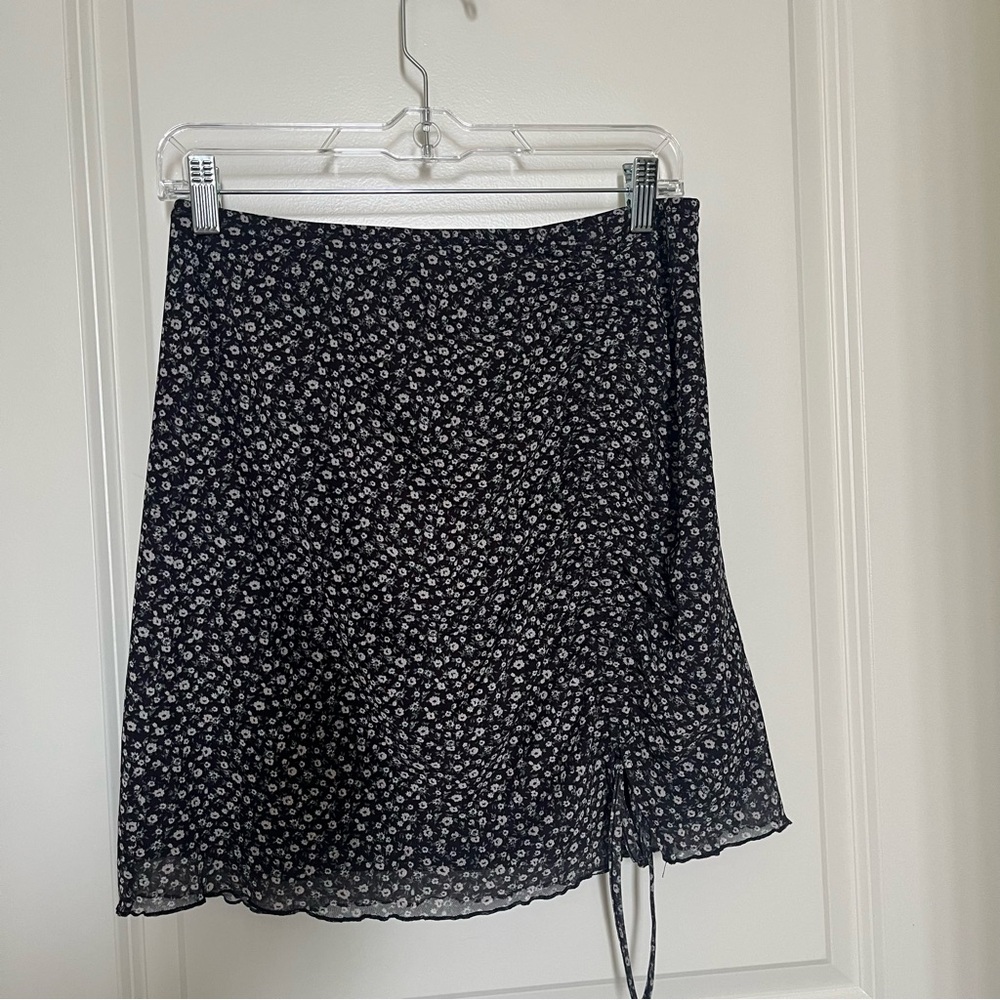 🌴Hollister Black with White and Green Flower Cinch Side Mini Skirt Size Large